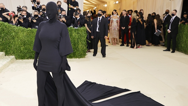 Phát hiện lý do Kim Kardashian mặc đồ đen xì xì tối hơn tiền đồ chị Dậu tại MET Gala 2021, có liên quan đến chồng cũ Kanye West? - Ảnh 1. Phát hiện lý do Kim Kardashian mặc đồ đen xì xì tối hơn tiền đồ chị Dậu tại MET Gala 2021, có liên quan đến chồng cũ Kanye West? - Ảnh 1.