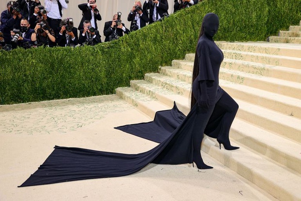 Nước Mỹ của Kim Kardashian là cái bóng của Kendall hay hung thủ trong Conan? - Ảnh 2. Nước Mỹ của Kim Kardashian là cái bóng của Kendall hay hung thủ trong Conan? - Ảnh 2.