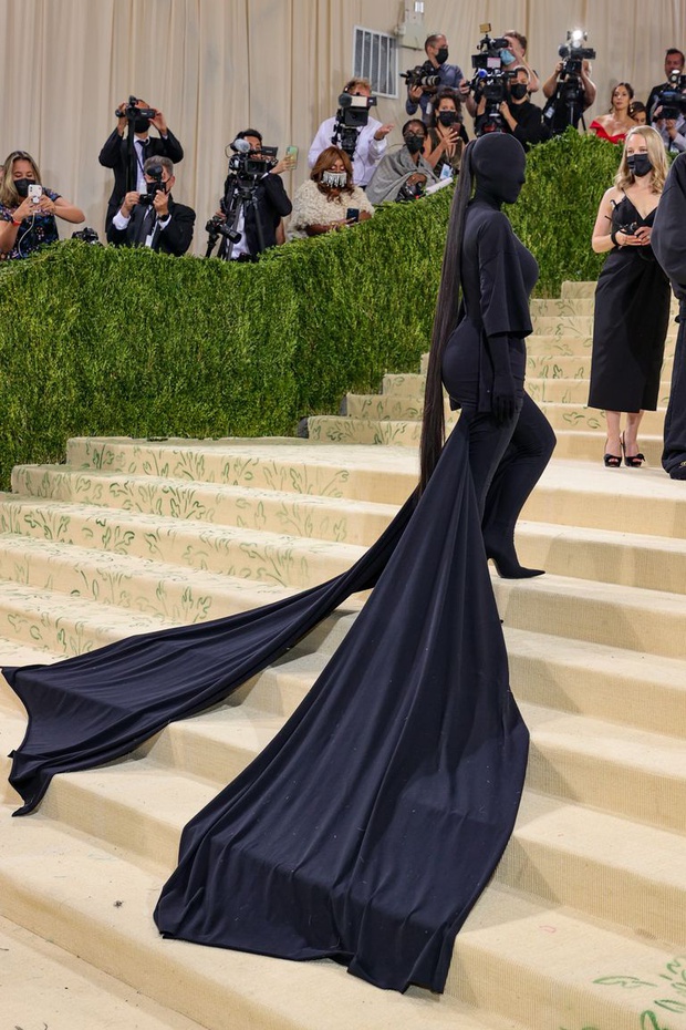 Nước Mỹ của Kim Kardashian là cái bóng của Kendall hay hung thủ trong Conan? - Ảnh 3. Nước Mỹ của Kim Kardashian là cái bóng của Kendall hay hung thủ trong Conan? - Ảnh 3.