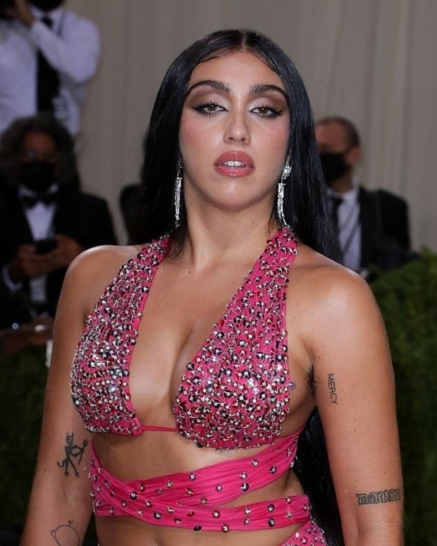 Con gái Madonna debut tại Met Gala 2021: Tạo dáng gội đầu bên suối chưa sốc bằng màn khoe lông nách hiên ngang - Ảnh 1. Con gái Madonna debut tại Met Gala 2021: Tạo dáng gội đầu bên suối chưa sốc bằng màn khoe lông nách hiên ngang - Ảnh 1.