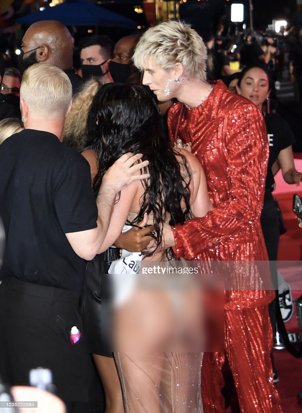 2 sự kiện và 2 chiếc váy hở loa đài: Đầm xuyên thấu của Megan Fox ở VMAs có bốc lửa như thiết kế lộ nội y ở Met Gala? - Ảnh 7. 2 sự kiện và 2 chiếc váy hở loa đài: Đầm xuyên thấu của Megan Fox ở VMAs có bốc lửa như thiết kế lộ nội y ở Met Gala? - Ảnh 7.