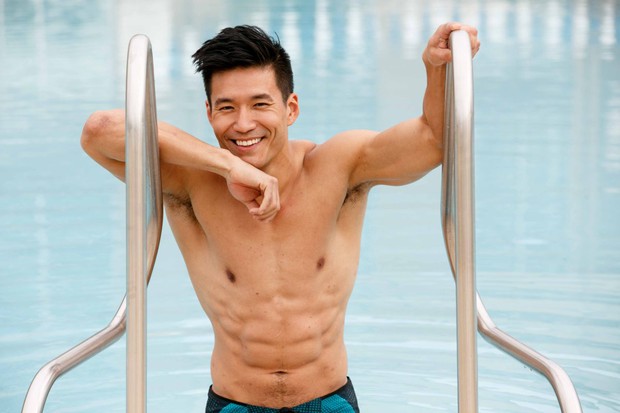 Hot boy thể hình gây nóng mắt bởi những màn... cởi đồ tuốt tuồn tuột trước mặt giới siêu giàu - Ảnh 1. Hot boy thể hình gây nóng mắt bởi những màn... cởi đồ tuốt tuồn tuột trước mặt giới siêu giàu - Ảnh 1.