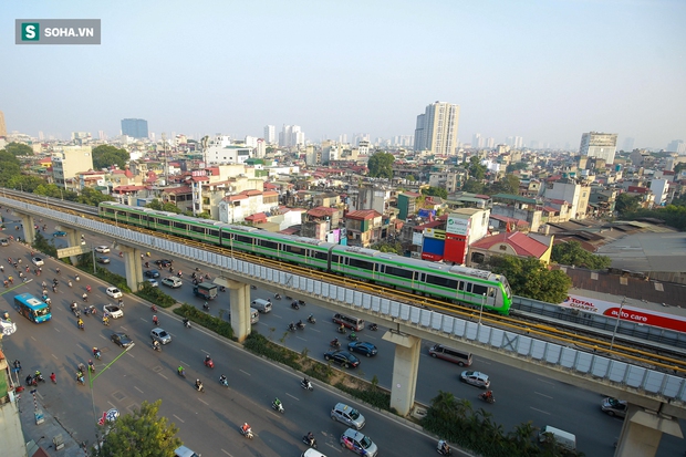 Đường sắt Cát Linh-Hà Đông 18.000 tỷ đồng chưa hẹn ngày khai thác: Người dân tận dụng không gian để nuôi chó, trồng rau - Ảnh 1. Đường sắt Cát Linh-Hà Đông 18.000 tỷ đồng chưa hẹn ngày khai thác: Người dân tận dụng không gian để nuôi chó, trồng rau - Ảnh 1.