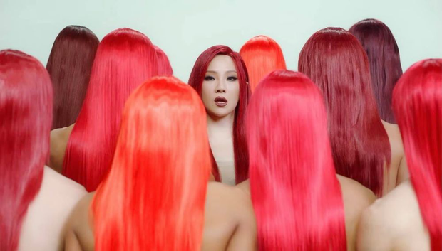 CL đúng là độc và dị: Lộ hậu trường MV làm fan xỉu ngang vì dàn dancer tóc đỏ hoá ra toàn người đẹp đô con - Ảnh 2. CL đúng là độc và dị: Lộ hậu trường MV làm fan xỉu ngang vì dàn dancer tóc đỏ hoá ra toàn người đẹp đô con - Ảnh 2.