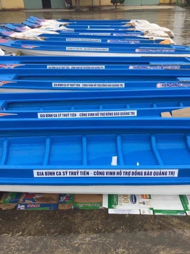 Netizen tranh cãi hình ảnh Thuỷ Tiên tặng thuyền máy cứu trợ miền Trung nhưng chỉ ghi tên 2 vợ chồng, phía chính chủ nói gì? - Ảnh 2. Netizen tranh cãi hình ảnh Thuỷ Tiên tặng thuyền máy cứu trợ miền Trung nhưng chỉ ghi tên 2 vợ chồng, phía chính chủ nói gì? - Ảnh 2.