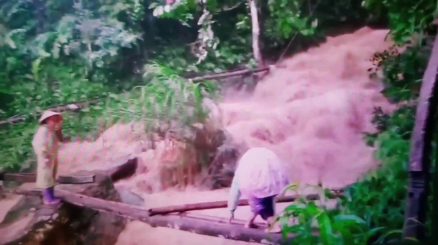 Cô giáo mầm non cõng con vượt lũ trên cây cầu tạm: Giờ xem lại clip thấy rợn người - Ảnh 2.