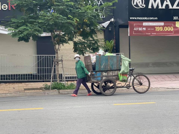 Nam diễn viên đăng ảnh mẹ ruột làm lao công thu gom rác: Phải nghỉ học từ lớp 9, trách ba mẹ chỉ 85 nghìn mà không cho! - Ảnh 2. Nam diễn viên đăng ảnh mẹ ruột làm lao công thu gom rác: Phải nghỉ học từ lớp 9, trách ba mẹ chỉ 85 nghìn mà không cho! - Ảnh 2.