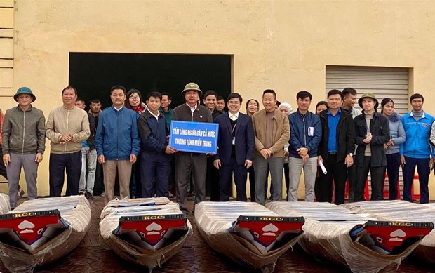 Netizen tranh cãi hình ảnh Thuỷ Tiên tặng thuyền máy cứu trợ miền Trung nhưng chỉ ghi tên 2 vợ chồng, phía chính chủ nói gì? - Ảnh 7. Netizen tranh cãi hình ảnh Thuỷ Tiên tặng thuyền máy cứu trợ miền Trung nhưng chỉ ghi tên 2 vợ chồng, phía chính chủ nói gì? - Ảnh 7.