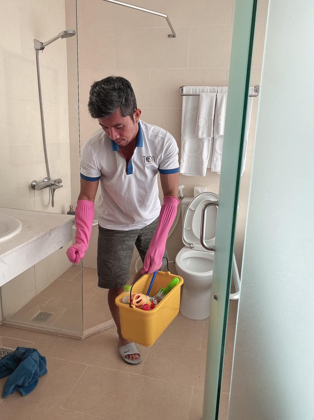 Lương Bằng Quang tự so sánh ảnh trước và sau khi làm nhân viên dọn vệ sinh, tiết lộ đang bị nhiều người xa cách - Ảnh 4. Lương Bằng Quang tự so sánh ảnh trước và sau khi làm nhân viên dọn vệ sinh, tiết lộ đang bị nhiều người xa cách - Ảnh 4.