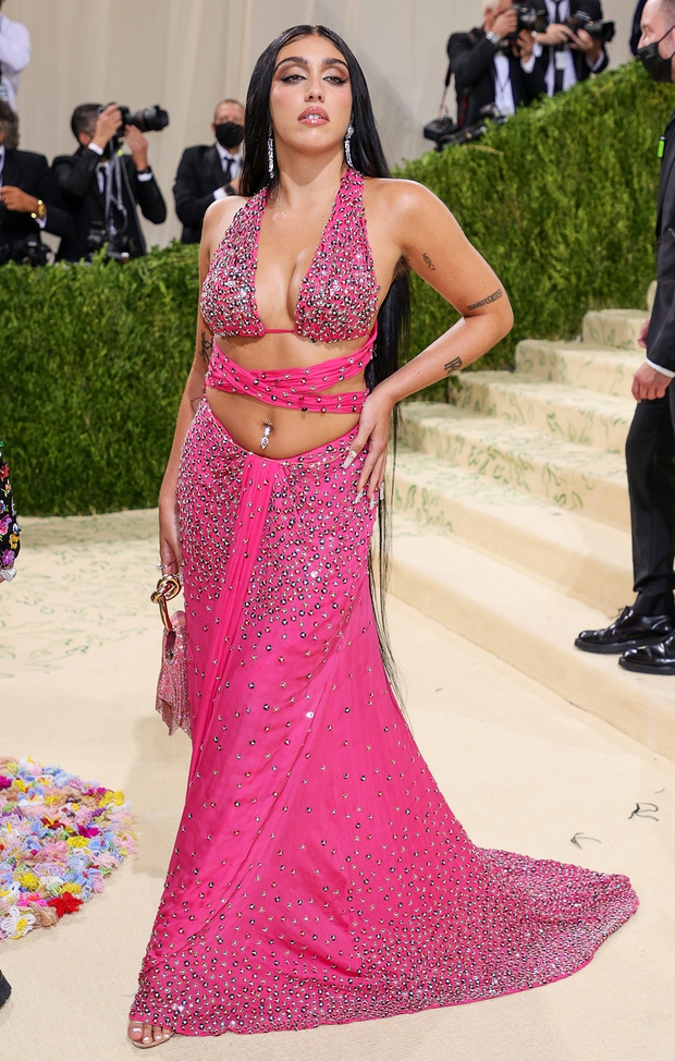 Con gái Madonna debut tại Met Gala 2021: Tạo dáng gội đầu bên suối chưa sốc bằng màn khoe lông nách hiên ngang - Ảnh 2. Con gái Madonna debut tại Met Gala 2021: Tạo dáng gội đầu bên suối chưa sốc bằng màn khoe lông nách hiên ngang - Ảnh 2.