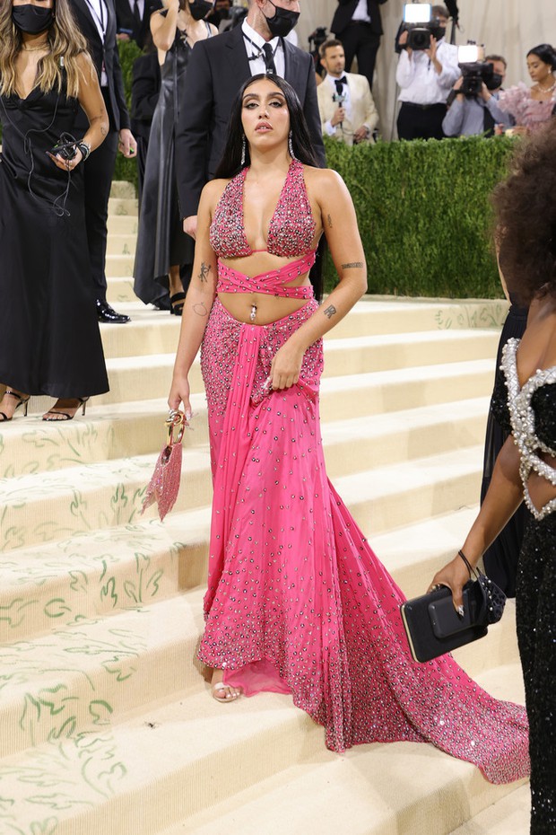 Con gái Madonna debut tại Met Gala 2021: Tạo dáng gội đầu bên suối chưa sốc bằng màn khoe lông nách hiên ngang - Ảnh 3. Con gái Madonna debut tại Met Gala 2021: Tạo dáng gội đầu bên suối chưa sốc bằng màn khoe lông nách hiên ngang - Ảnh 3.