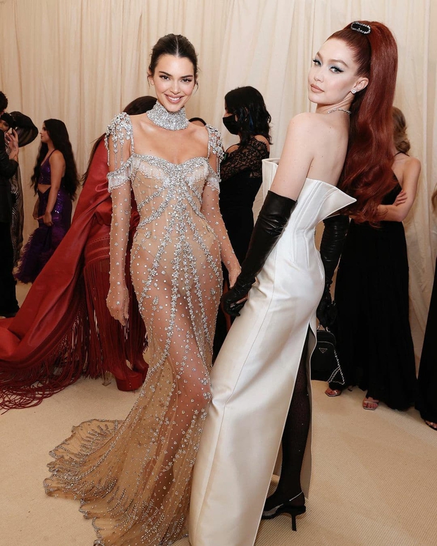 Phát sốt ảnh visual đỉnh chóp của Kendall Jenner và Gigi Hadid, netizen Việt bất ngờ gọi tên Ngọc Trinh vào học hỏi? - Ảnh 1. Phát sốt ảnh visual đỉnh chóp của Kendall Jenner và Gigi Hadid, netizen Việt bất ngờ gọi tên Ngọc Trinh vào học hỏi? - Ảnh 1.