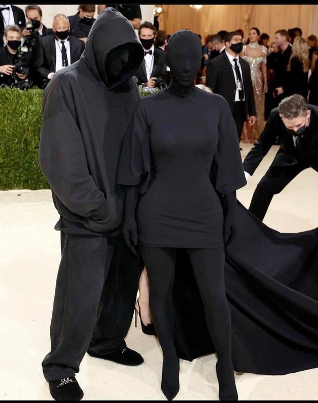 Nước Mỹ của Kim Kardashian là cái bóng của Kendall hay hung thủ trong Conan? - Ảnh 5. Nước Mỹ của Kim Kardashian là cái bóng của Kendall hay hung thủ trong Conan? - Ảnh 5.