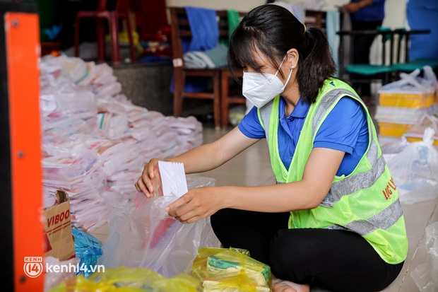 Ảnh, clip: Đội shipper tình nguyện len lỏi vào từng con hẻm, giao sách miễn phí đến tận tay học sinh ở TP.HCM - Ảnh 7. Ảnh, clip: Đội shipper tình nguyện len lỏi vào từng con hẻm, giao sách miễn phí đến tận tay học sinh ở TP.HCM - Ảnh 7.