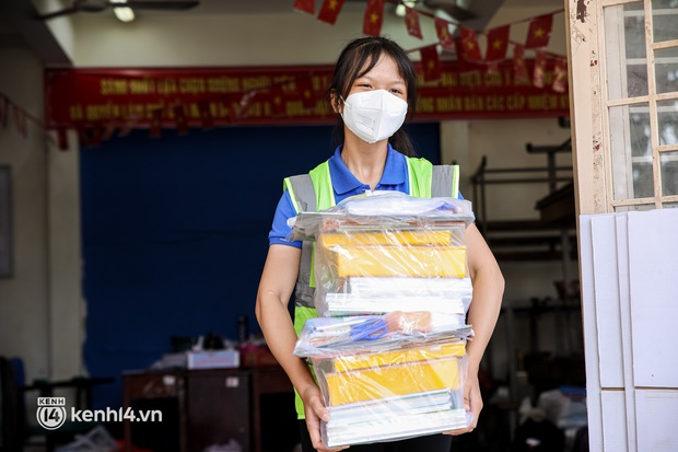 Ảnh, clip: Đội shipper tình nguyện len lỏi vào từng con hẻm, giao sách miễn phí đến tận tay học sinh ở TP.HCM - Ảnh 8. Ảnh, clip: Đội shipper tình nguyện len lỏi vào từng con hẻm, giao sách miễn phí đến tận tay học sinh ở TP.HCM - Ảnh 8.