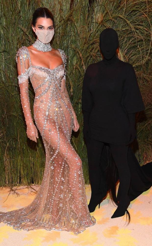 Nước Mỹ của Kim Kardashian là cái bóng của Kendall hay hung thủ trong Conan? - Ảnh 4. Nước Mỹ của Kim Kardashian là cái bóng của Kendall hay hung thủ trong Conan? - Ảnh 4.
