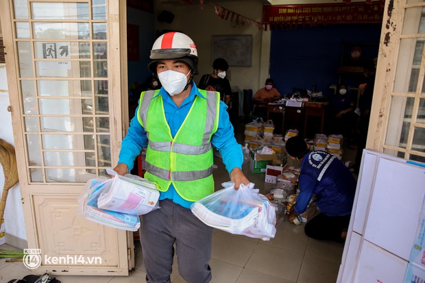 Ảnh, clip: Đội shipper tình nguyện len lỏi vào từng con hẻm, giao sách miễn phí đến tận tay học sinh ở TP.HCM - Ảnh 10. Ảnh, clip: Đội shipper tình nguyện len lỏi vào từng con hẻm, giao sách miễn phí đến tận tay học sinh ở TP.HCM - Ảnh 10.