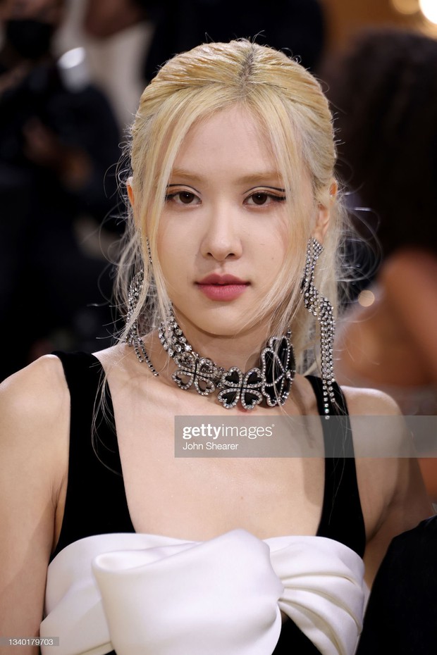 Fan Rosé hét vang cả MET Gala khi gặp idol, còn hát thất thanh hit BLACKPINK khiến ai cũng lo lắng - Ảnh 1. Fan Rosé hét vang cả MET Gala khi gặp idol, còn hát thất thanh hit BLACKPINK khiến ai cũng lo lắng - Ảnh 1.