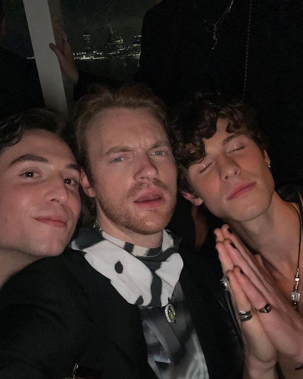 Các khung hình selfie ở Met Gala gây bão MXH: Rosé khoe sắc xinh xỉu bên dàn mỹ nhân, Shawn Mendes làm gì mà fan rần rần thế này? - Ảnh 5. Các khung hình selfie ở Met Gala gây bão MXH: Rosé khoe sắc xinh xỉu bên dàn mỹ nhân, Shawn Mendes làm gì mà fan rần rần thế này? - Ảnh 5.