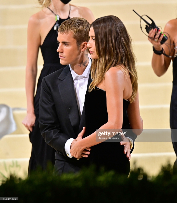 Clip tranh cãi nảy lửa: Vợ chồng Justin Bieber vừa đến Met Gala, fan liền hô vang Selena, bảo sao nam ca sĩ biểu cảm thế này cả buổi - Ảnh 6.