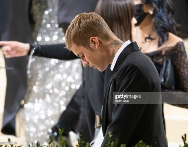 Clip tranh cãi nảy lửa: Vợ chồng Justin Bieber vừa đến Met Gala, fan liền hô vang Selena, bảo sao nam ca sĩ biểu cảm thế này cả buổi - Ảnh 9.