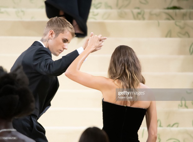 Clip tranh cãi nảy lửa: Vợ chồng Justin Bieber vừa đến Met Gala, fan liền hô vang Selena, bảo sao nam ca sĩ biểu cảm thế này cả buổi - Ảnh 14.