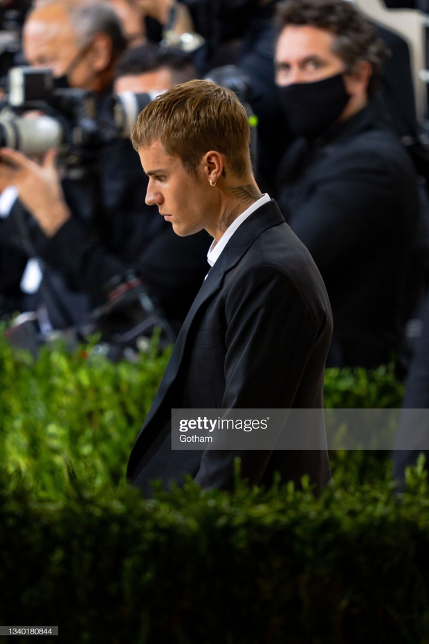 Clip tranh cãi nảy lửa: Vợ chồng Justin Bieber vừa đến Met Gala, fan liền hô vang Selena, bảo sao nam ca sĩ biểu cảm thế này cả buổi - Ảnh 10.