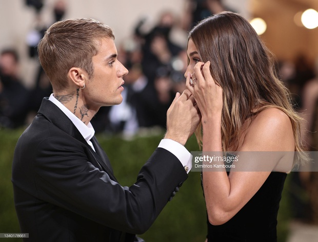 Clip tranh cãi nảy lửa: Vợ chồng Justin Bieber vừa đến Met Gala, fan liền hô vang Selena, bảo sao nam ca sĩ biểu cảm thế này cả buổi - Ảnh 7.