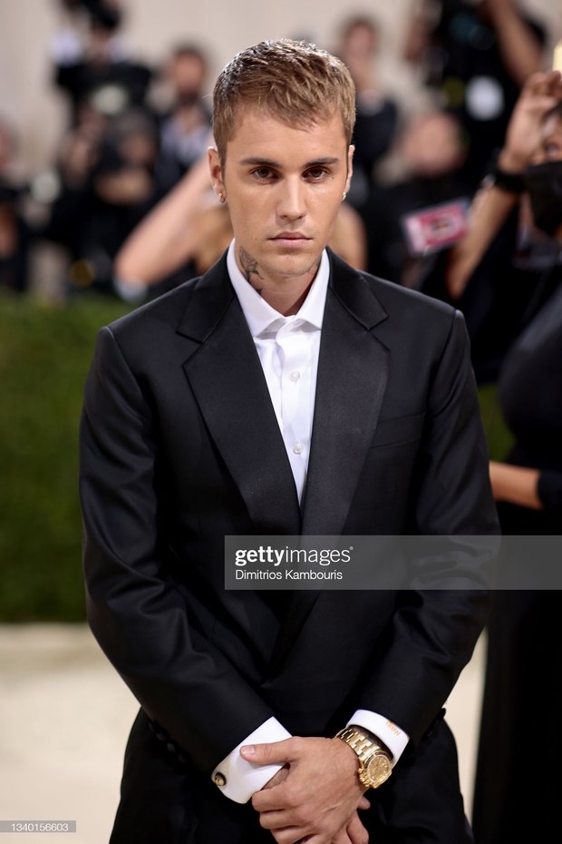 Clip tranh cãi nảy lửa: Vợ chồng Justin Bieber vừa đến Met Gala, fan liền hô vang Selena, bảo sao nam ca sĩ biểu cảm thế này cả buổi - Ảnh 11.