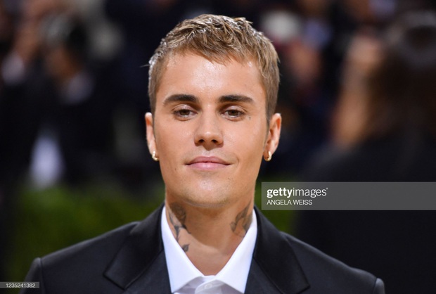 Clip tranh cãi nảy lửa: Vợ chồng Justin Bieber vừa đến Met Gala, fan liền hô vang Selena, bảo sao nam ca sĩ biểu cảm thế này cả buổi - Ảnh 13.