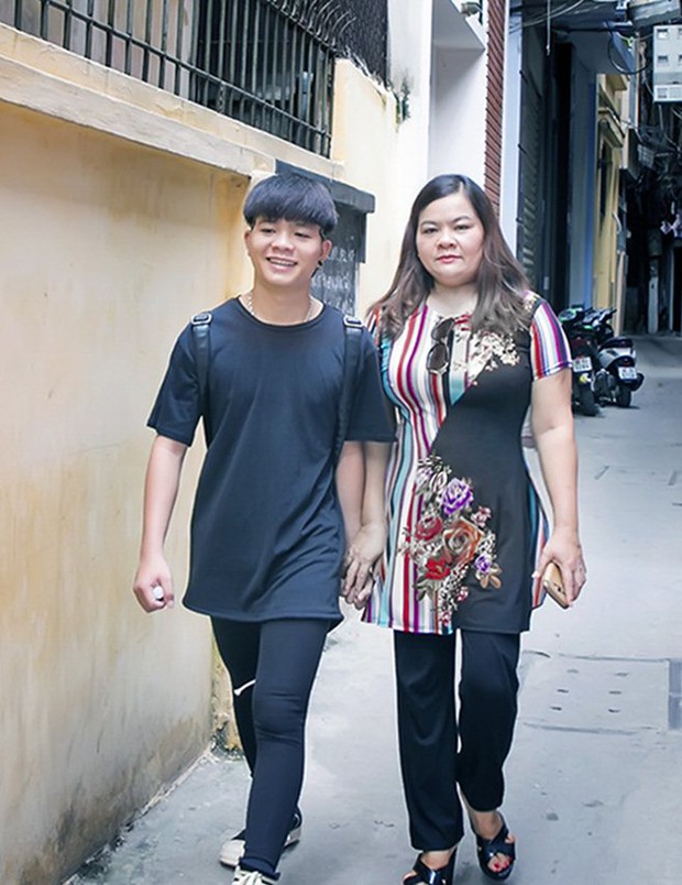 Một Quán quân The Voice Kids có mẹ làm lao công, rửa bát thuê để nuôi ăn học, đóng tiền trọ - Ảnh 4. Một Quán quân The Voice Kids có mẹ làm lao công, rửa bát thuê để nuôi ăn học, đóng tiền trọ - Ảnh 4.