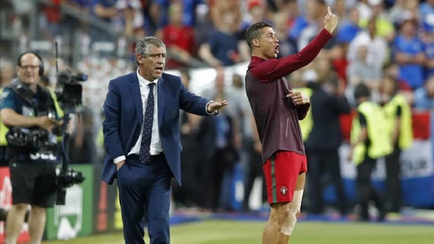 Huyền thoại MU ngứa mắt vì Ronaldo nhoi nhoi bên đường biên chỉ đạo như HLV - Ảnh 3. Huyền thoại MU ngứa mắt vì Ronaldo nhoi nhoi bên đường biên chỉ đạo như HLV - Ảnh 3.