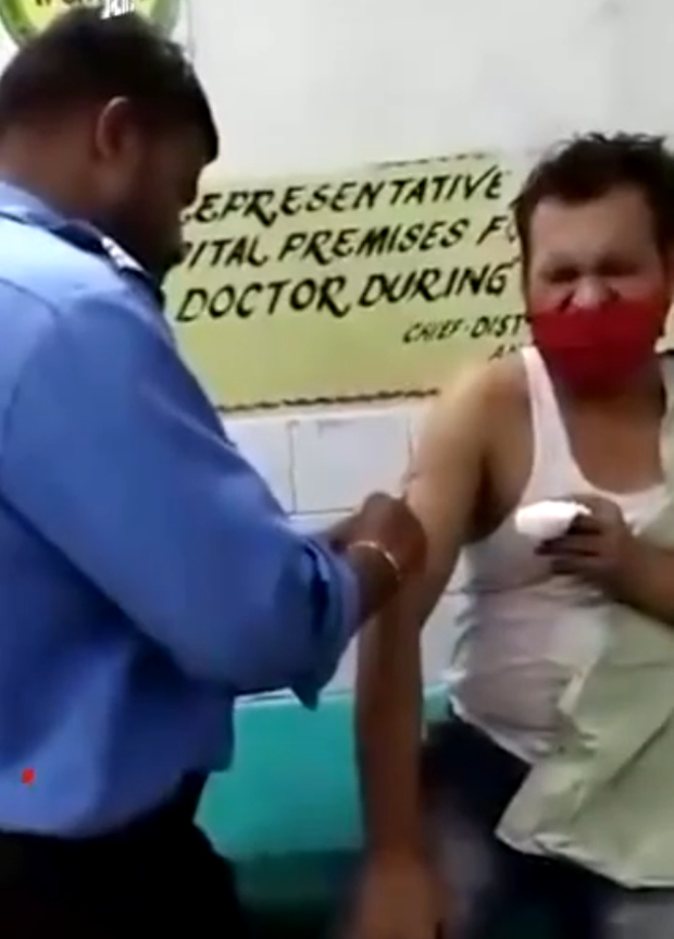 Đến bệnh viện tiêm phòng, người đàn ông được chú bảo vệ tiêm hộ vì toàn bộ y bác sĩ đều không có mặt trong ca trực - Ảnh 2. Đến bệnh viện tiêm phòng, người đàn ông được chú bảo vệ tiêm hộ vì toàn bộ y bác sĩ đều không có mặt trong ca trực - Ảnh 2.