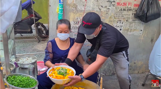 YouTuber xách tô đi mua bánh canh cua 1 triệu đắt nhất Sài Gòn, lúc nhìn thành phẩm dân mạng liền phán ngay một câu - Ảnh 3.