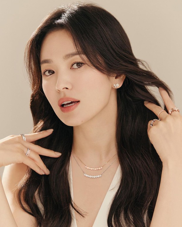 Song Hye Kyo tung ảnh quảng cáo trang sức, netizen phán ngay: Chị làm hàng hiệu lu mờ rồi! - Ảnh 6. Song Hye Kyo tung ảnh quảng cáo trang sức, netizen phán ngay: Chị làm hàng hiệu lu mờ rồi! - Ảnh 6.