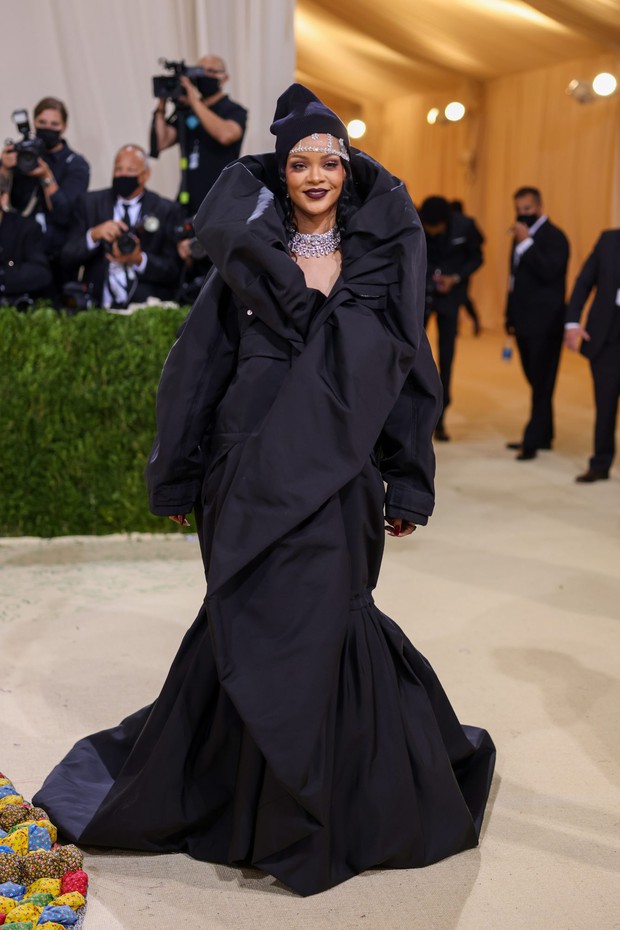 Lộ ảnh Rosé chuyện trò rôm rả với Rihanna tại MET Gala 2021, fan vừa mừng vừa lo idol bị chị tỷ phú rủ đi bán kem trộn! - Ảnh 2.