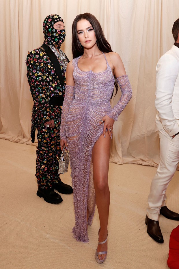 Dàn trang phục tệ nhất Met Gala 2021: Lông lá bờm xờm, nai bò khắp nơi, vườn quốc gia mang tên Met Gala? - Ảnh 9. Dàn trang phục tệ nhất Met Gala 2021: Lông lá bờm xờm, nai bò khắp nơi, vườn quốc gia mang tên Met Gala? - Ảnh 9.