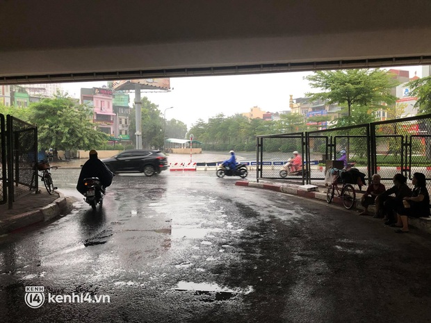 Ảnh: Người dân Hà Nội vật vã di chuyển trong cơn mưa tầm tã buổi sáng sớm - Ảnh 7. Ảnh: Người dân Hà Nội vật vã di chuyển trong cơn mưa tầm tã buổi sáng sớm - Ảnh 7.