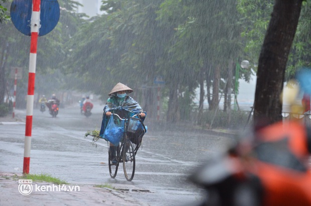 Ảnh: Người dân Hà Nội vật vã di chuyển trong cơn mưa tầm tã buổi sáng sớm - Ảnh 4. Ảnh: Người dân Hà Nội vật vã di chuyển trong cơn mưa tầm tã buổi sáng sớm - Ảnh 4.