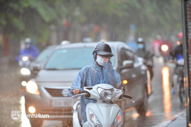 Ảnh: Người dân Hà Nội vật vã di chuyển trong cơn mưa tầm tã buổi sáng sớm - Ảnh 2. Ảnh: Người dân Hà Nội vật vã di chuyển trong cơn mưa tầm tã buổi sáng sớm - Ảnh 2.