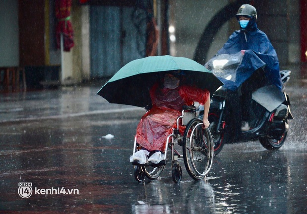 Ảnh: Người dân Hà Nội vật vã di chuyển trong cơn mưa tầm tã buổi sáng sớm - Ảnh 8. Ảnh: Người dân Hà Nội vật vã di chuyển trong cơn mưa tầm tã buổi sáng sớm - Ảnh 8.