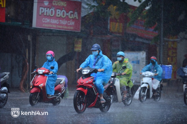 Ảnh: Người dân Hà Nội vật vã di chuyển trong cơn mưa tầm tã buổi sáng sớm - Ảnh 1. Ảnh: Người dân Hà Nội vật vã di chuyển trong cơn mưa tầm tã buổi sáng sớm - Ảnh 1.
