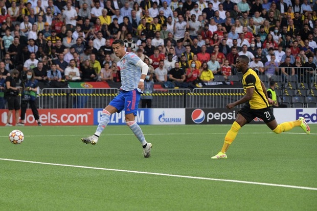 Ảnh cận cảnh: Ronaldo ghi bàn theo phong cách Đệm vương, công lớn nhất thuộc về pha vẩy khế hết nước chấm của đồng hương - Ảnh 1. Ảnh cận cảnh: Ronaldo ghi bàn theo phong cách Đệm vương, công lớn nhất thuộc về pha vẩy khế hết nước chấm của đồng hương - Ảnh 1.