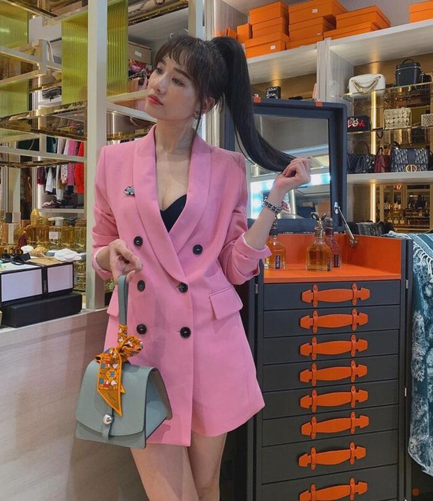 Được hỏi giàu mà không mua nổi nhà cho ba mẹ ở Hàn, Hari Won đáp thẳng thắn nhưng vẫn bị vặn lại vì 1 câu của Trường Giang? - Ảnh 7. Được hỏi giàu mà không mua nổi nhà cho ba mẹ ở Hàn, Hari Won đáp thẳng thắn nhưng vẫn bị vặn lại vì 1 câu của Trường Giang? - Ảnh 7.