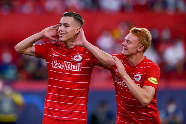 Trận cầu kỳ lạ nhất lịch sử Champions League: kỷ lục 4 quả phạt đền chỉ trong hiệp một, 2 thẻ đỏ và 1 pha bỏ lỡ khó tin - Ảnh 2. Trận cầu kỳ lạ nhất lịch sử Champions League: kỷ lục 4 quả phạt đền chỉ trong hiệp một, 2 thẻ đỏ và 1 pha bỏ lỡ khó tin - Ảnh 2.