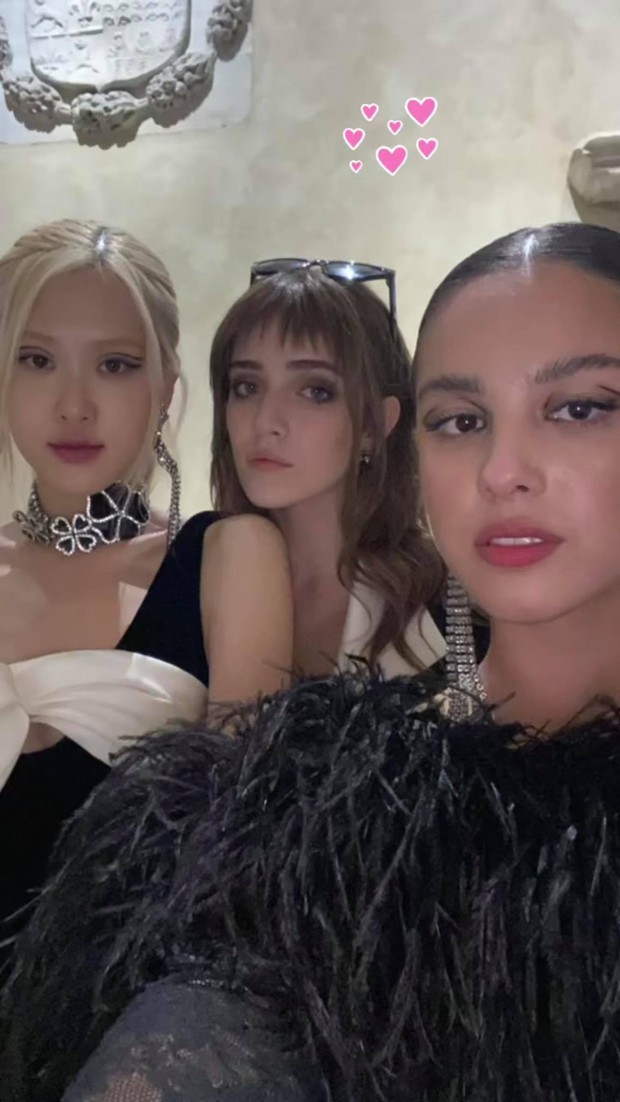 Các khung hình selfie ở Met Gala gây bão MXH: Rosé khoe sắc xinh xỉu bên dàn mỹ nhân, Shawn Mendes làm gì mà fan rần rần thế này? - Ảnh 2. Các khung hình selfie ở Met Gala gây bão MXH: Rosé khoe sắc xinh xỉu bên dàn mỹ nhân, Shawn Mendes làm gì mà fan rần rần thế này? - Ảnh 2.
