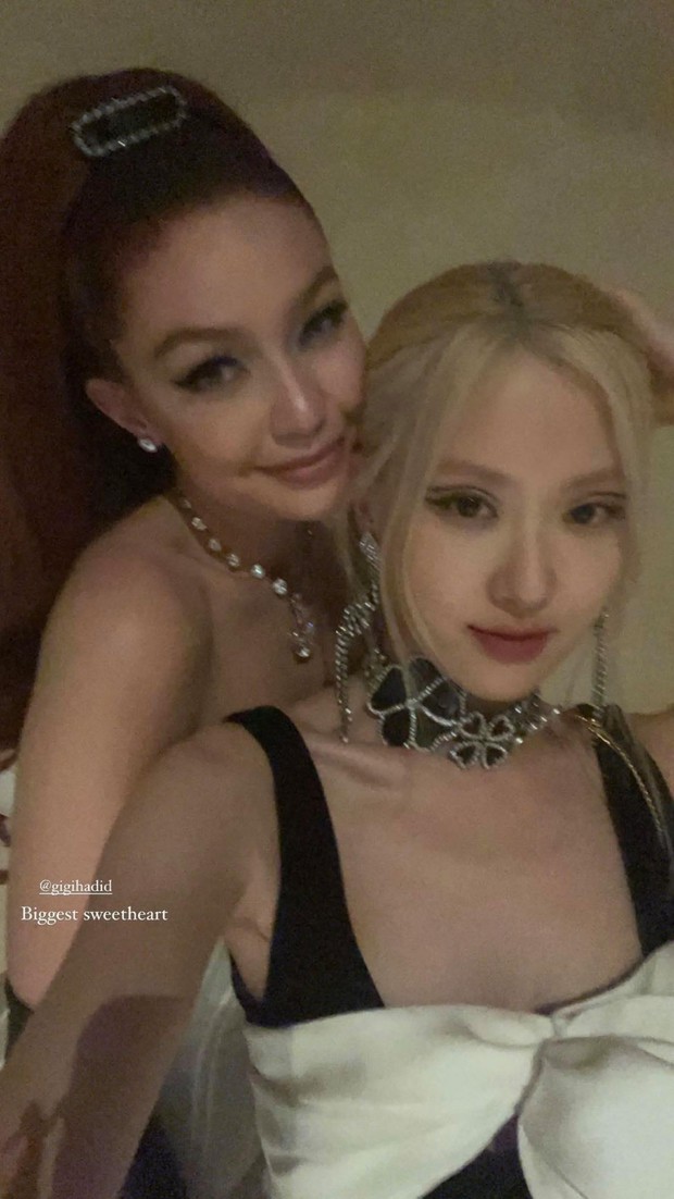Các khung hình selfie ở Met Gala gây bão MXH: Rosé khoe sắc xinh xỉu bên dàn mỹ nhân, Shawn Mendes làm gì mà fan rần rần thế này? - Ảnh 3. Các khung hình selfie ở Met Gala gây bão MXH: Rosé khoe sắc xinh xỉu bên dàn mỹ nhân, Shawn Mendes làm gì mà fan rần rần thế này? - Ảnh 3.