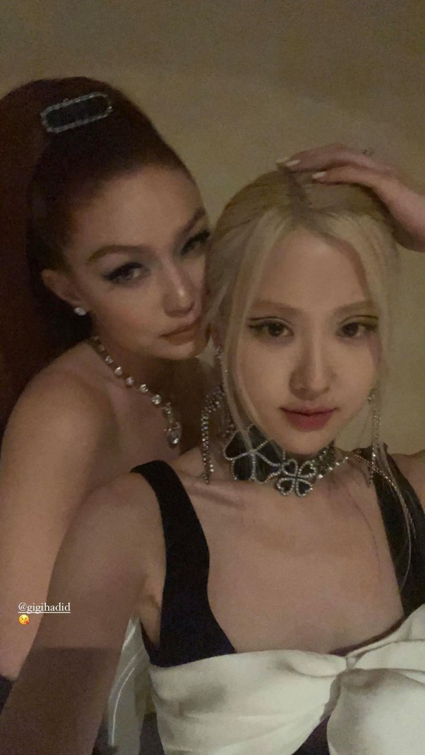 Các khung hình selfie ở Met Gala gây bão MXH: Rosé khoe sắc xinh xỉu bên dàn mỹ nhân, Shawn Mendes làm gì mà fan rần rần thế này? - Ảnh 4. Các khung hình selfie ở Met Gala gây bão MXH: Rosé khoe sắc xinh xỉu bên dàn mỹ nhân, Shawn Mendes làm gì mà fan rần rần thế này? - Ảnh 4.