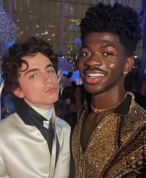 Các khung hình selfie ở Met Gala gây bão MXH: Rosé khoe sắc xinh xỉu bên dàn mỹ nhân, Shawn Mendes làm gì mà fan rần rần thế này? - Ảnh 7. Các khung hình selfie ở Met Gala gây bão MXH: Rosé khoe sắc xinh xỉu bên dàn mỹ nhân, Shawn Mendes làm gì mà fan rần rần thế này? - Ảnh 7.