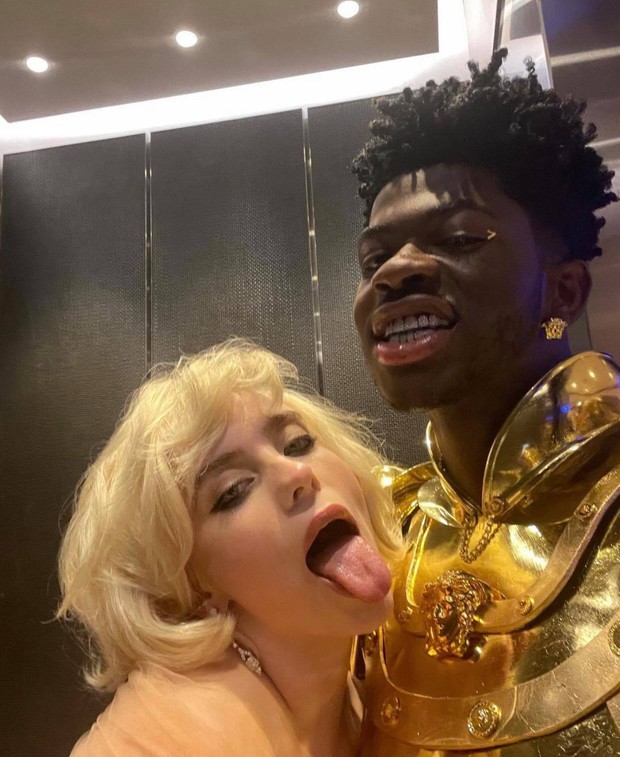 Các khung hình selfie ở Met Gala gây bão MXH: Rosé khoe sắc xinh xỉu bên dàn mỹ nhân, Shawn Mendes làm gì mà fan rần rần thế này? - Ảnh 8. Các khung hình selfie ở Met Gala gây bão MXH: Rosé khoe sắc xinh xỉu bên dàn mỹ nhân, Shawn Mendes làm gì mà fan rần rần thế này? - Ảnh 8.